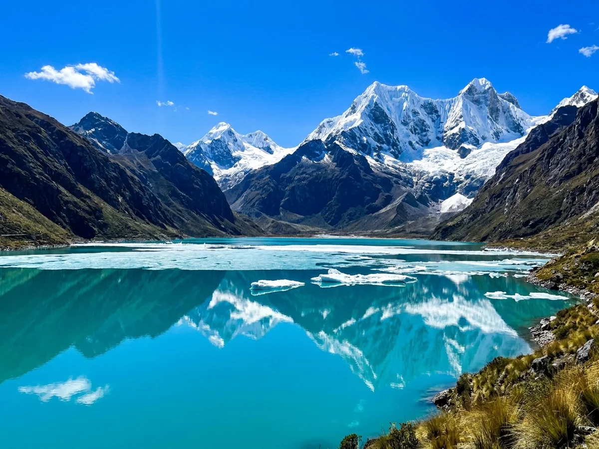 Laguna glaciar turquesa en el Huayhuash